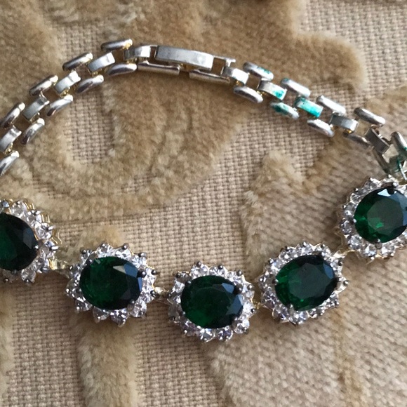 Beautiful green statement bracelet & earrings - Picture 2 of 3